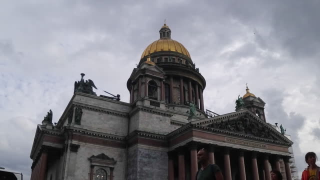 Lapso-de-tiempo-de-la-cúpula-de-la-Catedral-de-San-Isaacs-en-el-fondo-del-movimiento-de-las-nubes.-San-Petersburgo,-Rusia