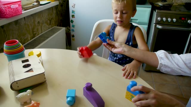 autistisches-Kind-sammelt-Konstruktor