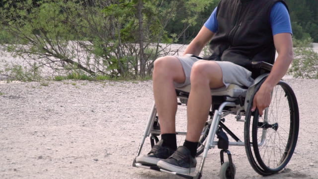 Slowmotion-Nahaufnahme-von-behinderten-jungen-Studenten-im-Rollstuhl