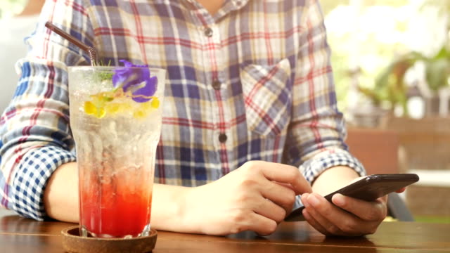 4K.-Menschen-mit-mobilen-Smartphone-im-Café,-verwenden-Finger-Touch-auf-Dembildschirm-und-Dia,-Wischen,-Scrollen-Gesten.