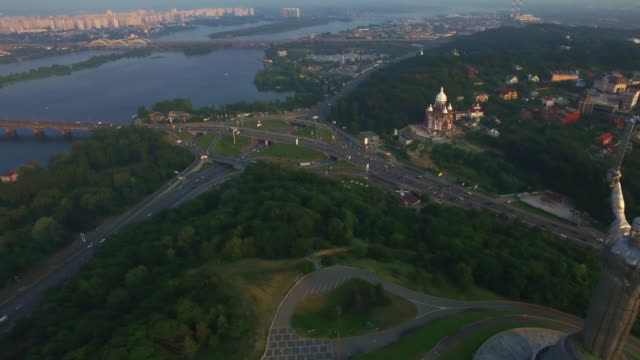 Vista-aérea-Madre-Patria-en-la-ciudad-de-Kiev,-Ucrania.-Panorámica-de-Citu-desde-arriba