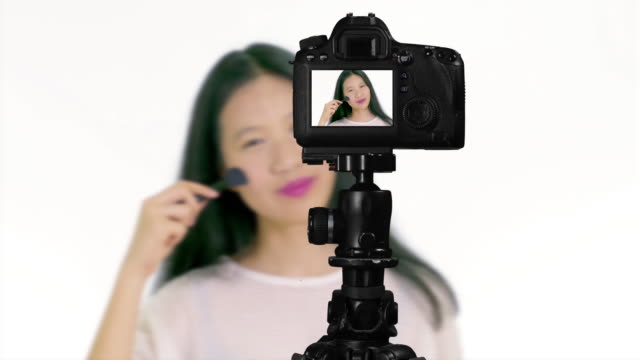 Chinesische-Teenager-Auftragen-Make-up-mit-Pinsel