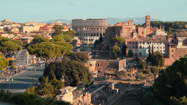 Vista-del-paisaje-urbano-de-Roma,-Coliseo,-ruinas-del-Foro-Romano-y-calles-con-turistas,-vista-desde-arriba