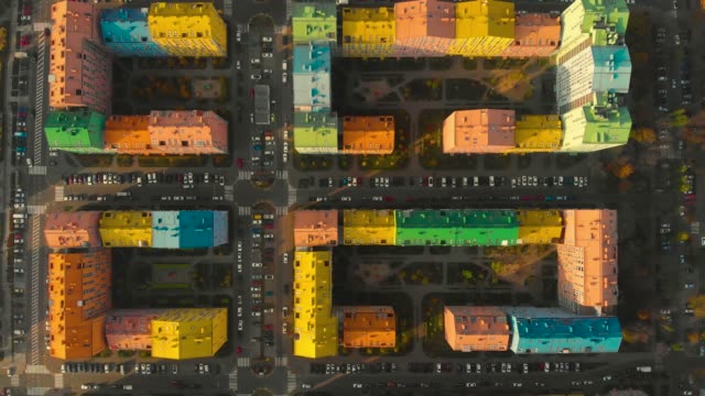 Vista-de-arriba-hacia-abajo-en-los-tejados-de-casas-coloridas