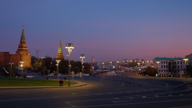 Vista-de-la-plaza-Borovitskaya,-el-Puente-grande-de-piedra-y-el-Kremlin-por-la-noche
