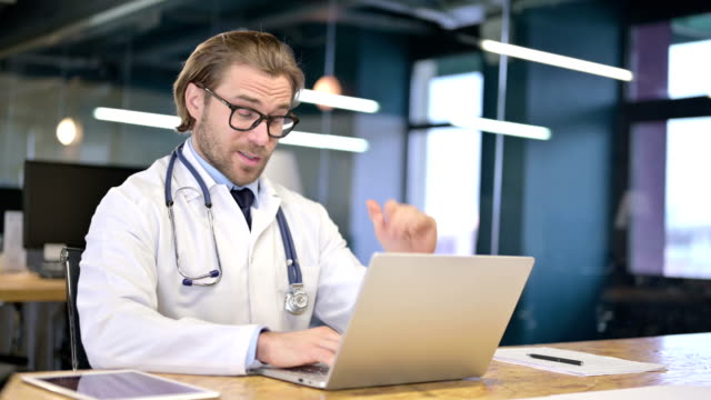 Doctor-hablando-con-el-paciente-a-través-de-video-chat-en-el-ordenador-portátil
