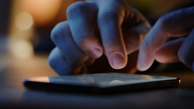 Touchscreen-Smartphone-liegt-auf-dem-Tisch,-während-person-eine-Nachricht-eingibt.-Konzept-des-E-Mail-Schreibens,-Chatten-in-Social-Media-Apps,-Senden-einer-SMS,-Hinweis.-Close-up-Makroansicht