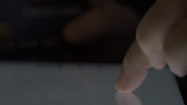 4K-Video-Nahaufnahme-Finger-touch-auf-Tablet-Bildschirm-Mock-up-mit-Licht.
