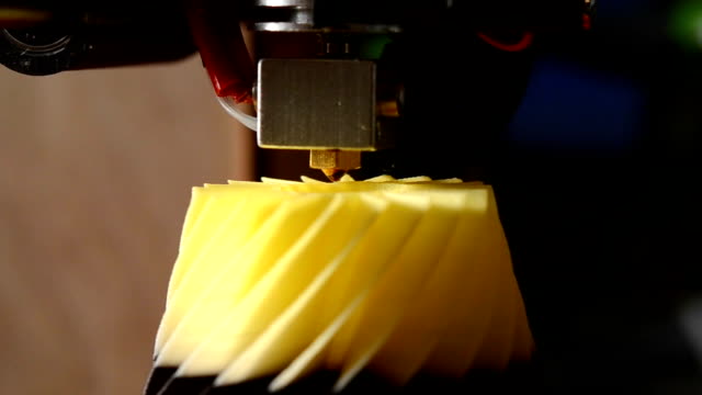 3D-printer-prints-shape-closeup