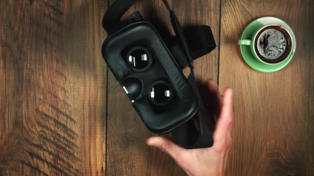 4-k-Geschäftsmann-setzen-VR-Kopfhörer-und-Zoom-in-Shockwave-Animation