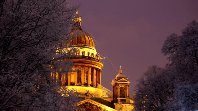 Saint-Isaac's-Cathedral-upper-part-and-cupola-illuminated-at-winter-night
