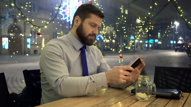 Geschäftsmann-Aufruf-per-Smartphone,-nachts,-im-Café,-Porträt,-Weihnachten
