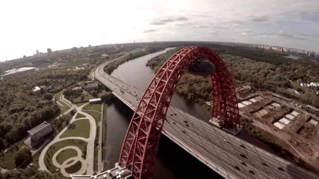 Vista-aérea-del-helicóptero-de-Zhivopisnyi-más-(trsl.-pintoresco-puente)-sobre-el-río-Moscú.-Moscú-Rusia.-Puente-Zhivopisny-es-un-puente-atirantado-que-cruza-el-río-de-Moskva-en-noroeste
