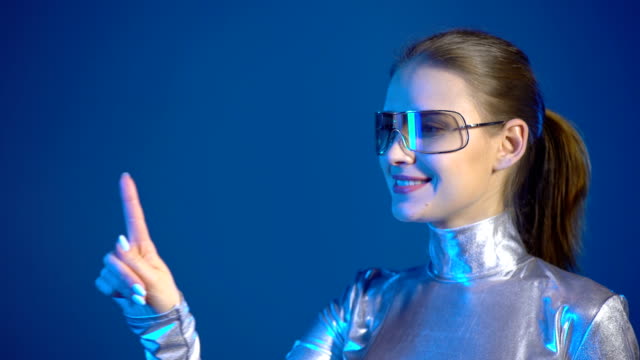 Frau-in-Silber-Kleidung-tragen-Brillen-virtuellen-Tasten