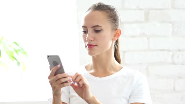 Mujer-joven-con-Smartphone,-navegación-en-línea