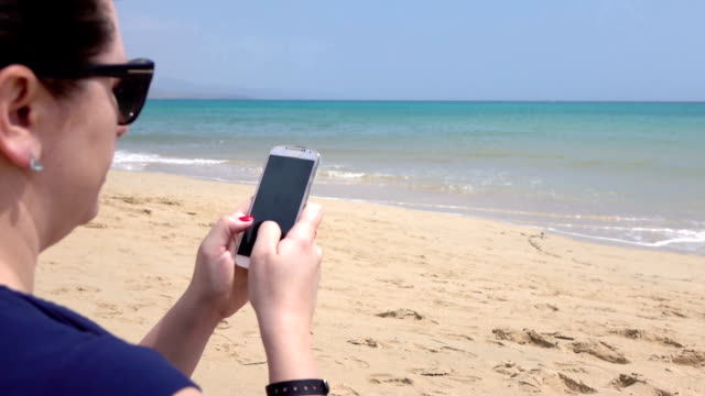Video-von-Frau-Surfen-im-Netz-auf-die-Ferien-in-echte-Zeitlupe