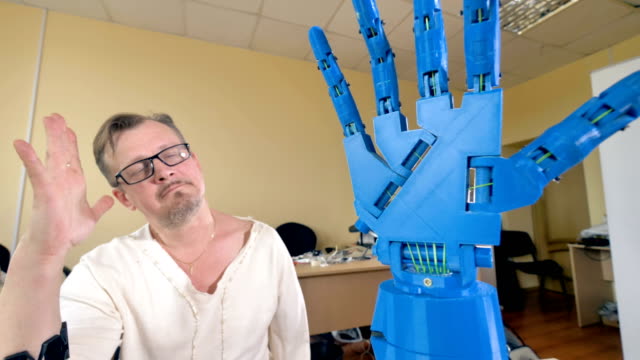 Bionische-Roboter-Hand-des-Mannes-Handbewegungen-zu-wiederholen.-Close-up.