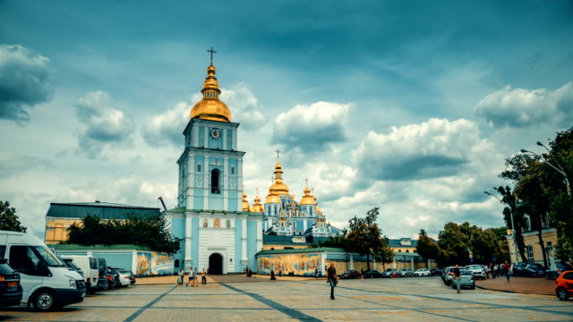 Monasterio-las-cúpulas-doradas-de-Kiev,-Ucrania-Plaza-San-Miguel.-Lapso-de-tiempo.