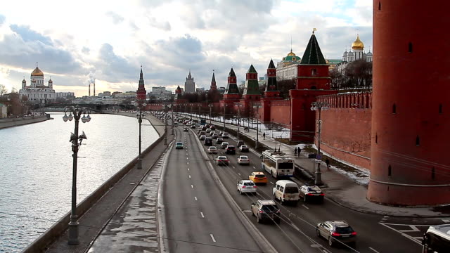 Tráfico-cerca-de-Kremlin-en-Moscú
