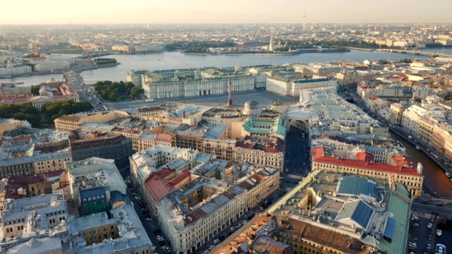 Fliegen-über-dem-Zentrum-von-St.-Petersburg