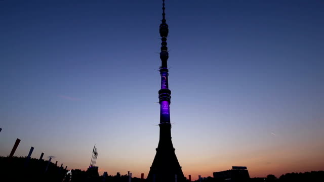 Fernsehturm-(Ostankino)-in-der-Nacht,-Moskau,-Russland