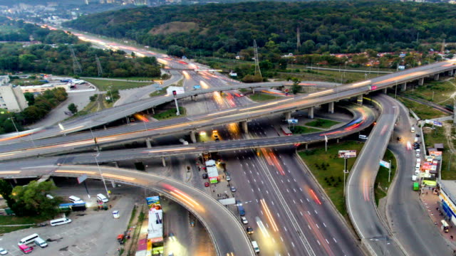 Verkehr-auf-der-Autobahn-Austausch.-Aerial-View-Timelapse-Stadt-Nachtverkehr.