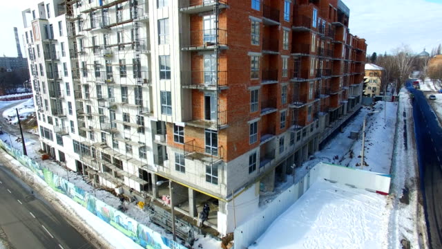 Bau-des-Gebäudes-im-winter