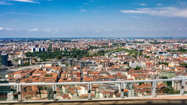 Vista-aérea-de-Milán-de-edificios-residenciales-y-la-estación-de-tren-de-Garibaldi-en-el-negocios-distrito-timelapse
