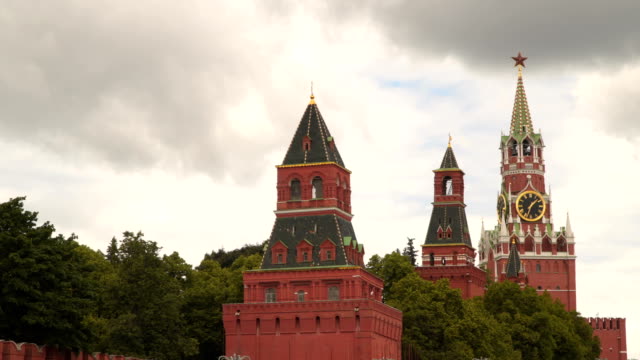 Türme-des-Moskauer-Kremls-gegen-ein-bewölkter-Himmel