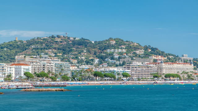 Colorido-casco-antiguo-y-playa-en-timelapse-de-Cannes-en-la-costa-azul-en-un-día-hermoso-de-verano,-Francia