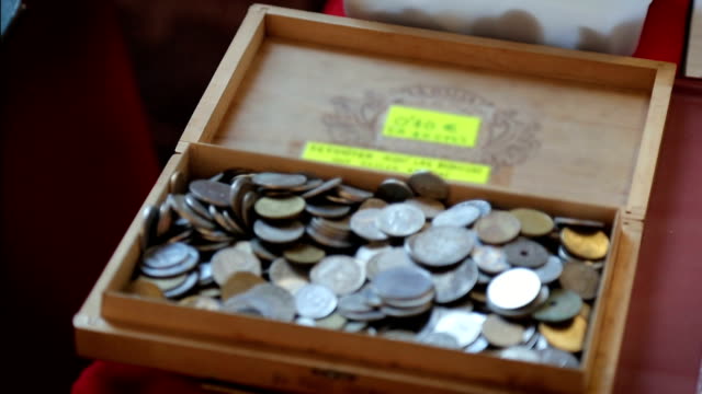 Große-Sammlung-von-Retro-Münzen-häuften-sich-in-alte-Schatzkiste,-Numismatik,-hobby