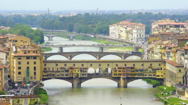 Luftaufnahme-des-mittelalterlichen-Bogenbrücke-Vecchio-über-den-Arno-in-Florenz