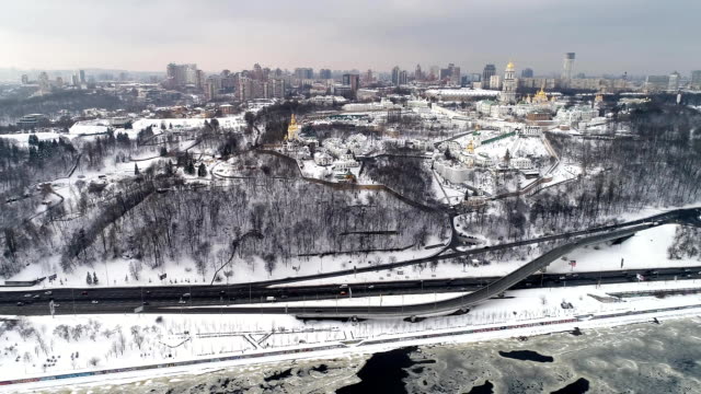 Luftaufnahme-der-Kiewer-Höhlenkloster-Lawra-und-Vaterland-Monument-im-winter