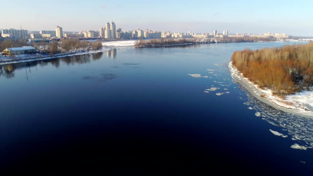 Luftaufnahme-zum-Fluss-Dneper-entlang-der-Obolonskaya-im-winter
