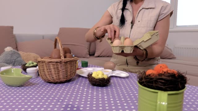Mujer-con-huevos-de-Pascua-junto-a-la-mesa
