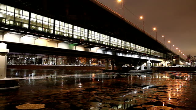 Moskwa,-Luzhnetskaya-Brücke-(Metro)-an-einem-Winterabend.-Moskau,-Russland