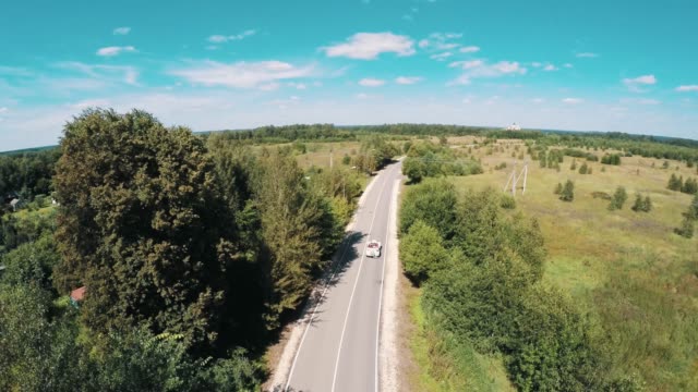 Luftaufnahme-von-alten-Stil-weiße-Auto-Reiten-auf-Highway-Trog-Wald