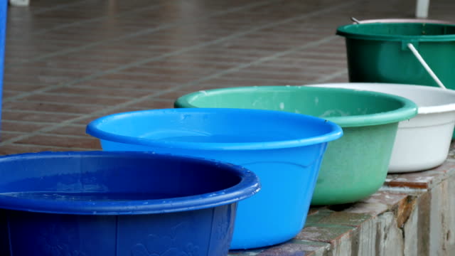 Vielzahl-von-Kunststoff-Becken-mit-Wasser-stehen-auf-der-Straße