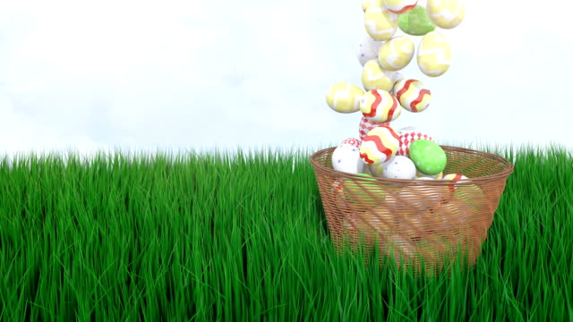 Caen-los-huevos-de-Pascua-en-una-cesta-de-mimbre