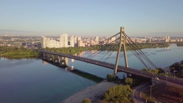 Video-Brücke-bei-Sonnenuntergang-in-Kiew-Ukraine
