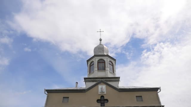 Östliche-orthodoxe-Kreuze-auf-goldenen-Kuppeln-Kuppeln-gegen-blauen-Wolkenhimmel