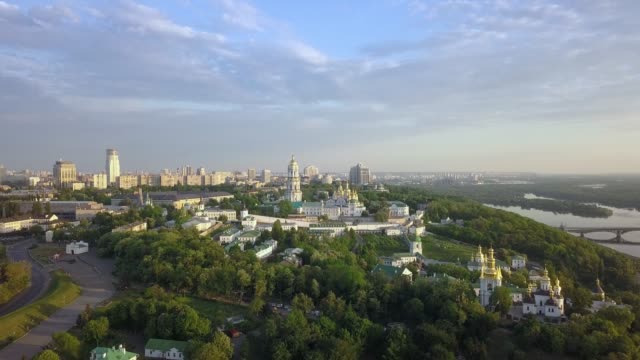 Vista-aérea-del-monasterio-de-Kiev-Pechersk-Lavra-ucraniano-ortodoxo