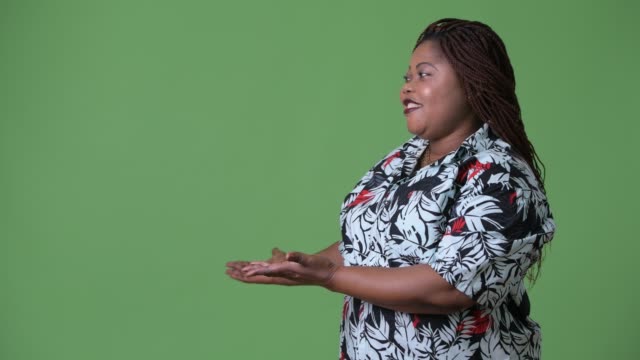 Schöne-afrikanische-Frau-vor-grünem-Hintergrund-mit-Übergewicht