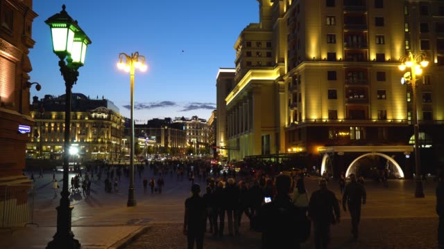 Nachtspaziergang-entlang-der-beleuchteten-roten-Platz-nahe-dem-Hotel-"Moskau"