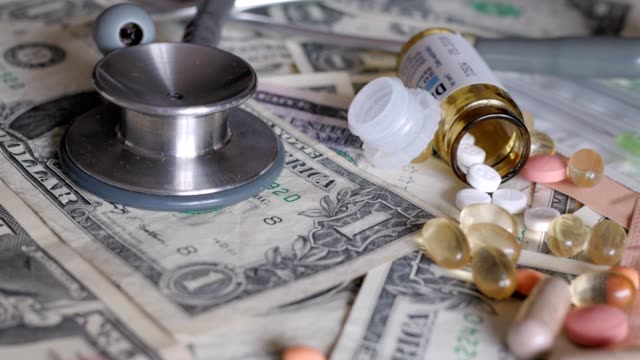 Medizin,-Behandlungskosten,-Konzept,-Pillen-auf-Geld,-Dollar,-drehen,-drehen