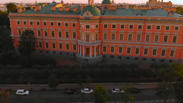San-Petersburgo,-Rusia---de-2018-mayo:-mejores-vistas-de-San-Petersburgo-desde-el-aire-un-Castillo-Mikhailovsky-en-un-día-soleado-de-verano