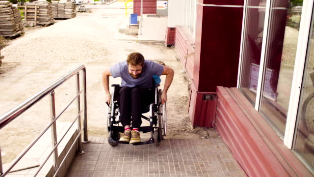 Un-hombre-discapacitado-en-un-levantamiento-de-la-silla-de-ruedas-hasta-la-cuesta