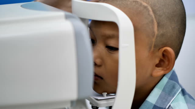 Sehkraft-überprüfen.-Asiaten-haben-Sehbehinderungen.-Linkes-Auge-ist-nicht-sichtbar-von-Gehirnchirurgie.-Medizinische-Behandlung-und-Rehabilitation.-Video-4k
