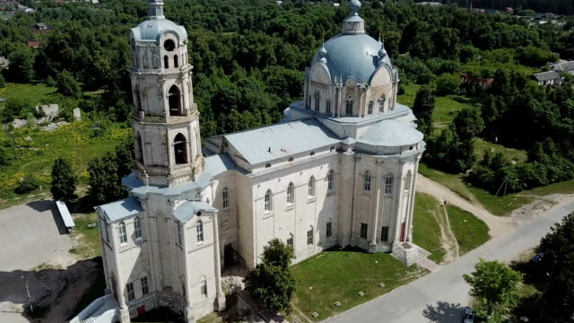 Ansicht-von-weißem-Stein-orthodoxe-Kirche-der-Heiligen-Dreifaltigkeit