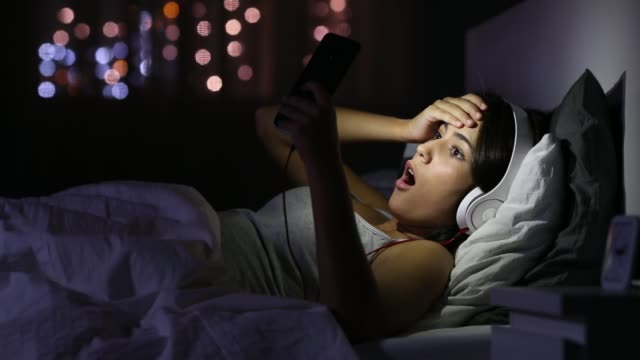 Böse-Überraschung-erhielt-in-ein-Smartphone-in-der-Nacht